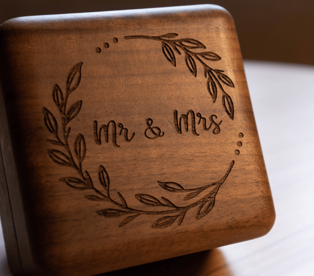 placa de madera con grabado “Mr & Mrs” como regalo personalizado para bodas