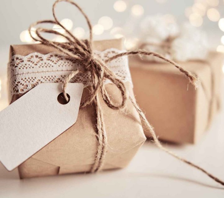 Regalo personalizado artesanal envuelto con cuerda de yute y etiqueta blanca