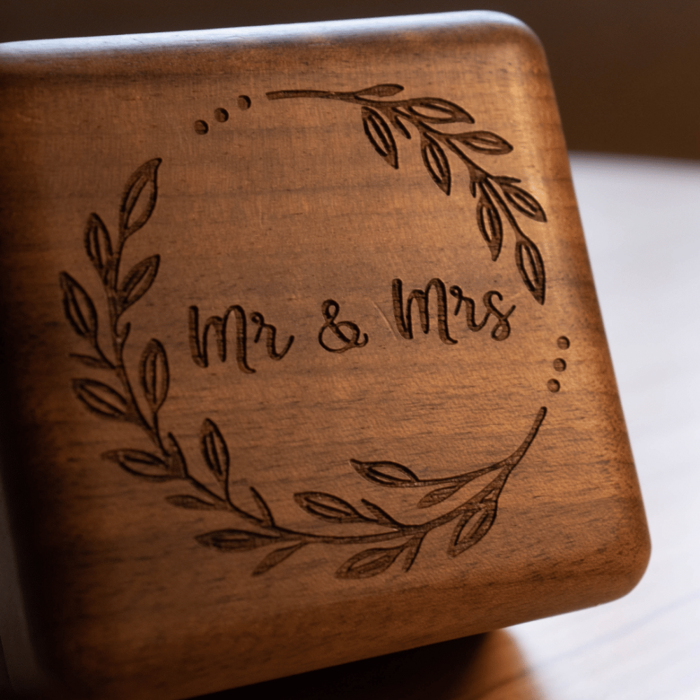 placa de madera con grabado “Mr & Mrs” como regalo personalizado para bodas