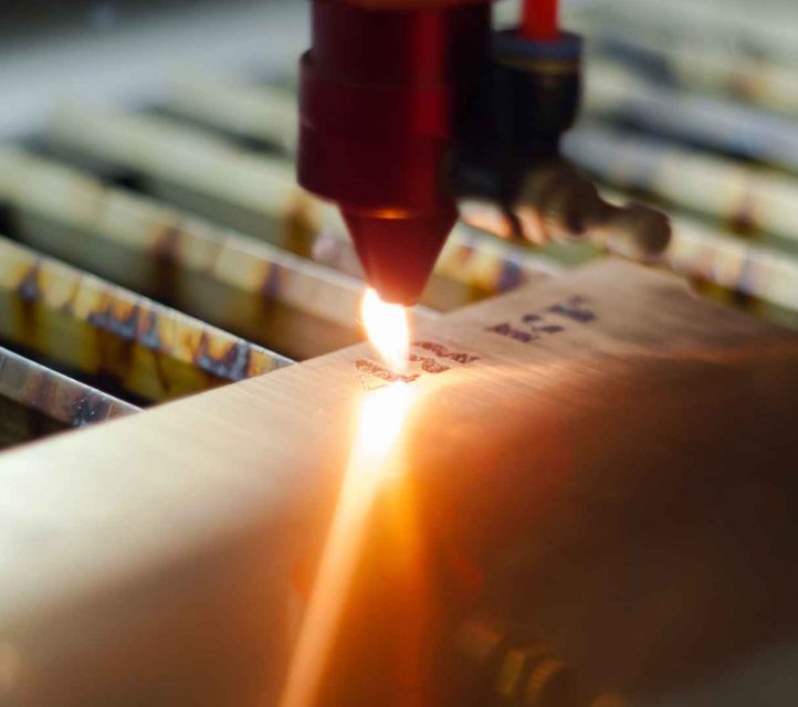 Máquina de corte láser grabando sobre madera