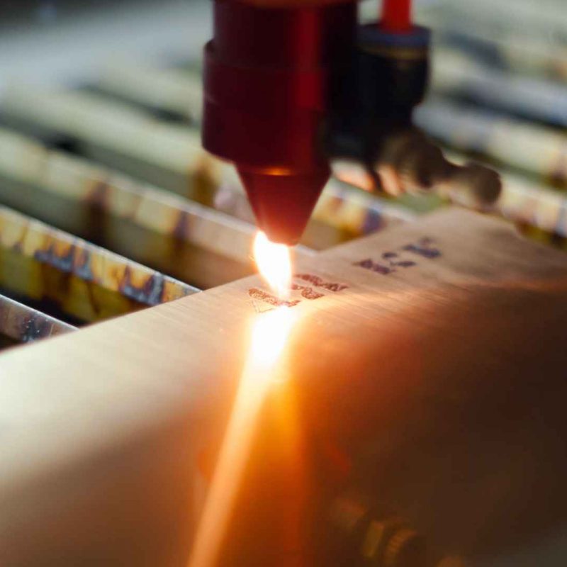 Máquina de corte láser grabando sobre madera