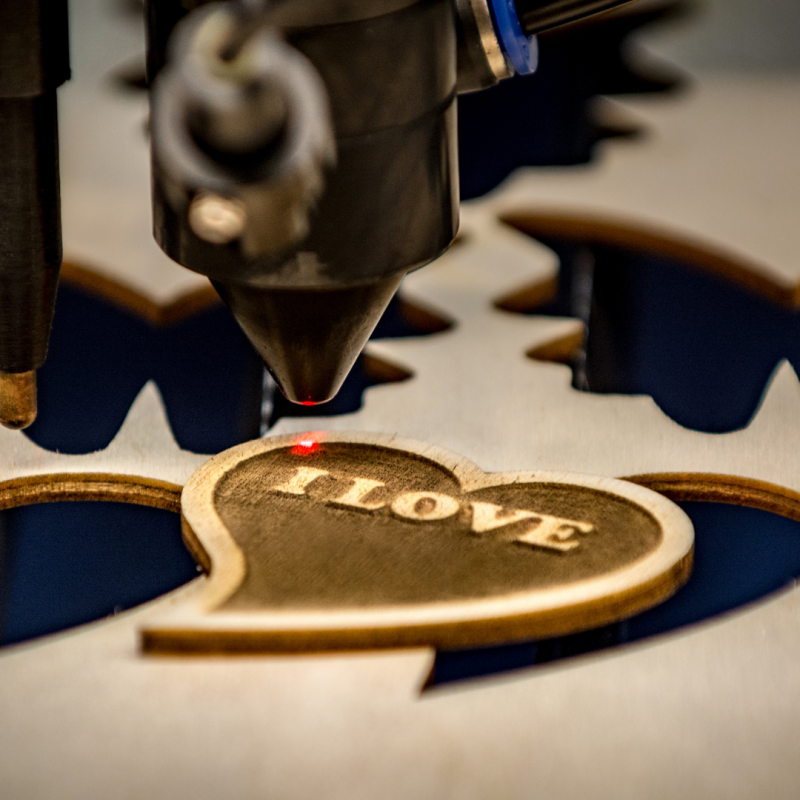 medalla grabada con corte láser como regalo personalizado